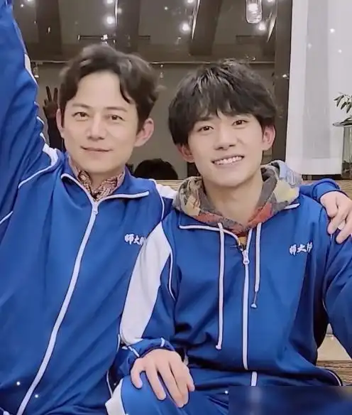 同学晒易烊千玺中戏证件照穿的衣服独特暴露千玺在校上课状态