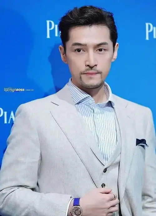 胡歌高清近照曝光,络腮胡尽显男人魅力,网友:手手那么嫩?
