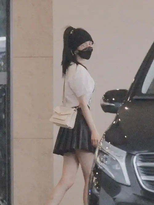 杨幂不愧是腿精穿百褶裙显出纤细长腿不修图照样挺美的