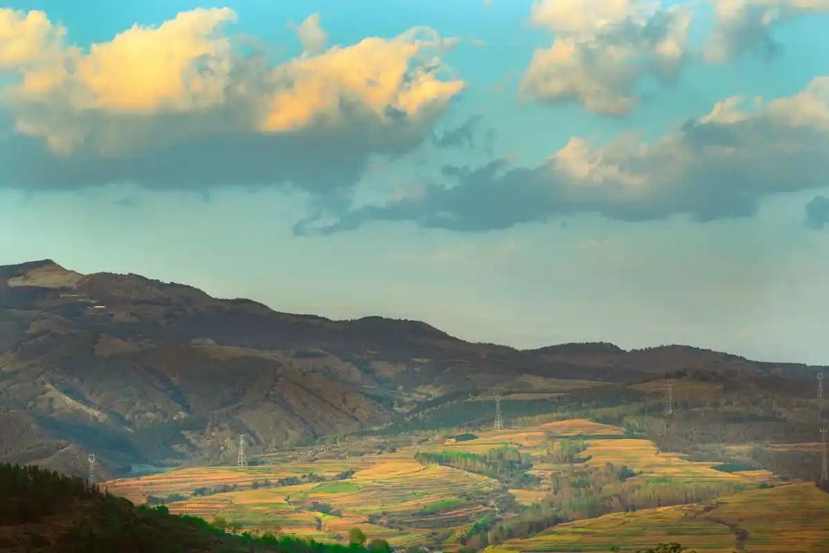 秋意渐浓的北方梯田与村庄 不想去秋天的山间走走吗?#秋天色彩 - 抖音