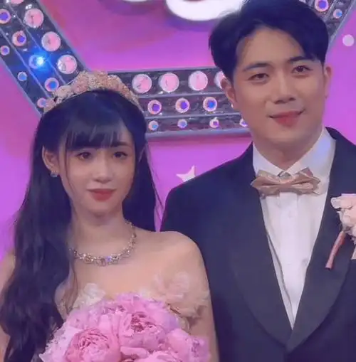 曝谢霆锋现身干女儿婚礼!当众与百亿富豪坐台阶上,已荣升为股东