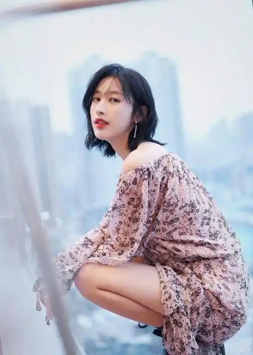 张俪太有气质,穿短裤秀出大长腿,时髦出新高度_黑色_造型_显得