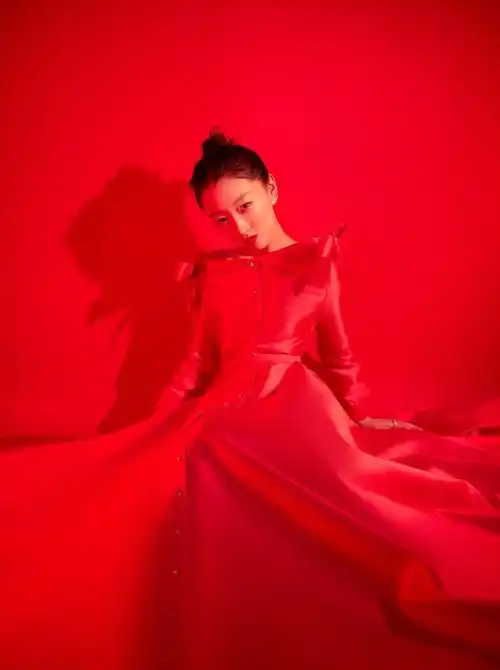 1 / 9 新浪娱乐讯 周冬雨2021年央视春晚造型曝光,身穿正红色缎面红色