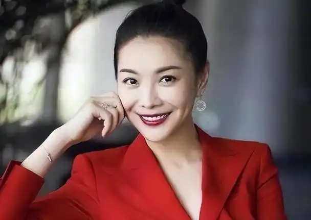 有一位主持人备受瞩目,她就是北京卫视的著名主持人栗坤