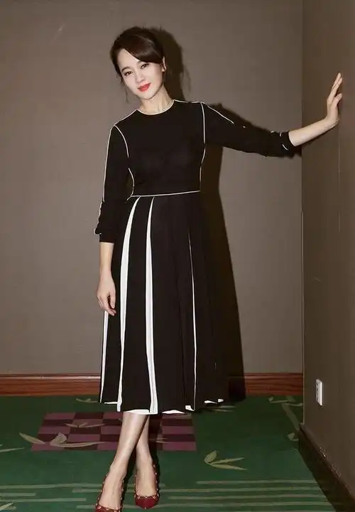 黑色v领礼服,深v设计真的是特别大胆,不过左小青本来就有着魔鬼身材