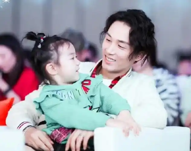 lucky八岁了好漂亮#哇李承铉带着lucky去看戚薇的演唱会了啊啊啊!