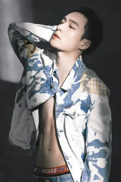 ck全球代言人必须拥有姓名 自律又正能量00期待周四即将播出#张艺兴