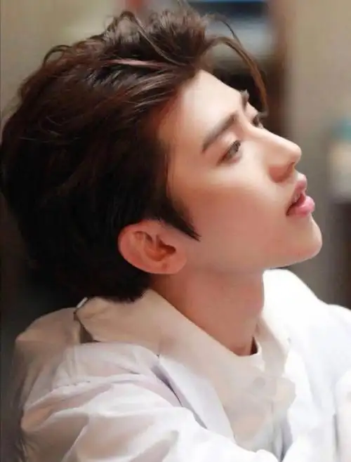 蔡徐坤晒侧颜怼脸自拍