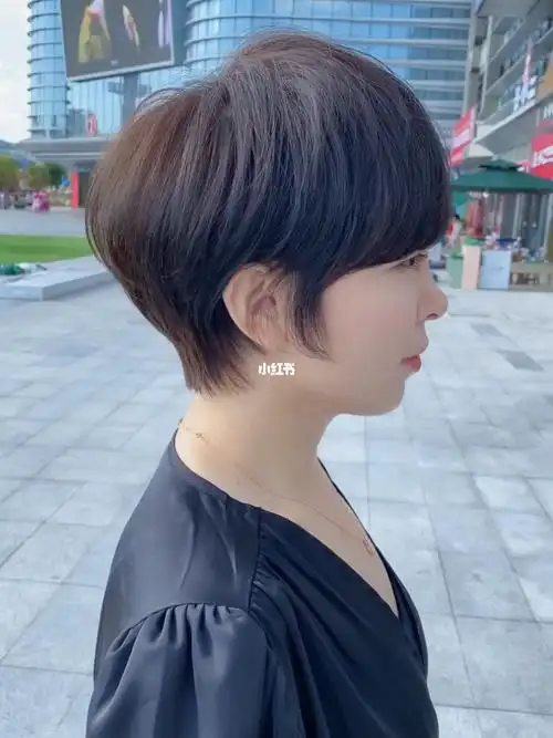 蓬松短发发型推荐适合圆脸长脸短发