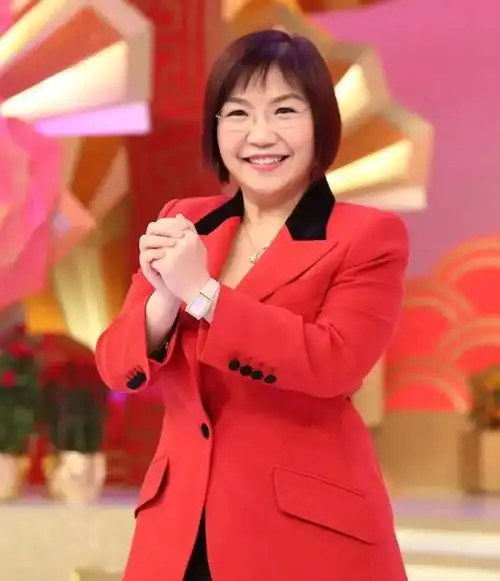 这一点最典型的当属香港最火的风水大师 麦玲玲,准确的说是师太.