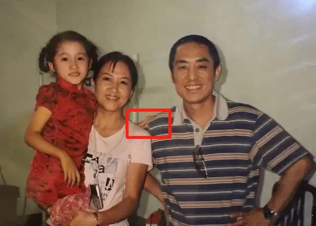 关晓彤晒幼儿时期萌照,大眼睛炯炯有神,颜值超高像极了洋娃娃_小时候