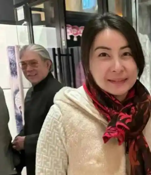 郭晶晶举家英国游被偶遇!