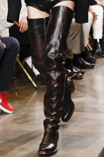 男生款日常了许多,属于超长过膝靴.