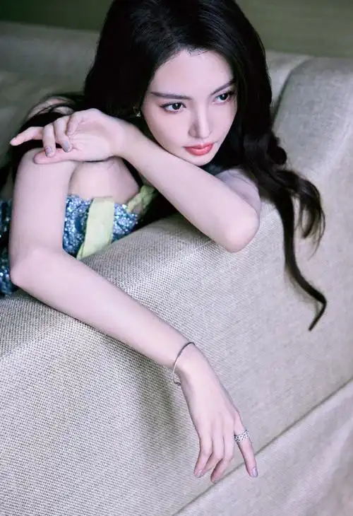 金晨露背银光裙