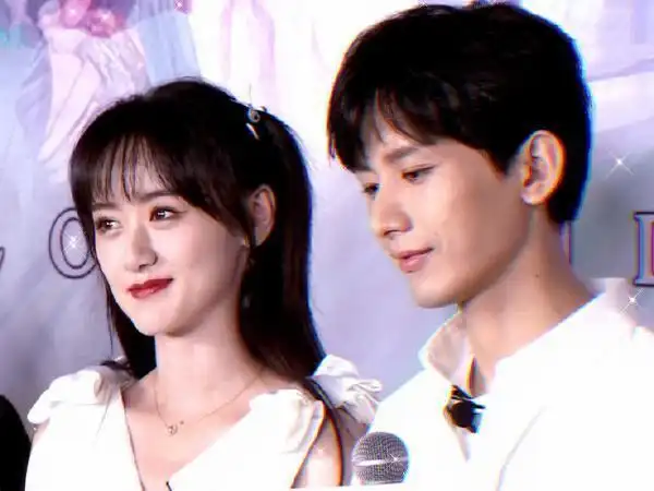 袁冰妍成毅直播亲热,张予曦等人表情亮了!网友:这谁受得了