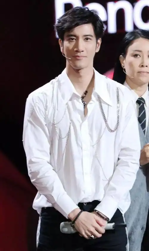 穿衣显瘦脱衣有肉到底是一个什么标准看看王力宏就知道了