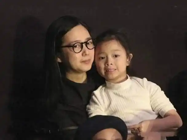 刘德华妻女正面照曝光!女儿和爸爸如出一辙,妻子朴素难掩阔太感