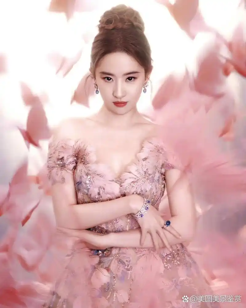 刘亦菲身穿粉色长裙,头戴皇冠,美的如梦如幻!