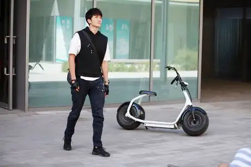 《小棉袄》开播 彭冠英超能"98k奶爸"热血开拳