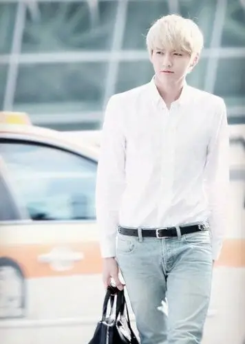 新晋男神吴亦凡机场时尚街拍 百变造型玩转十大风格