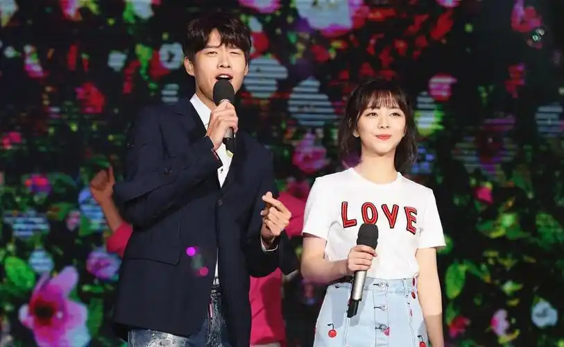 情侣装拍广告,雨夜浪漫打火锅,谭松韵魏大勋的这把狗粮趁热吃!