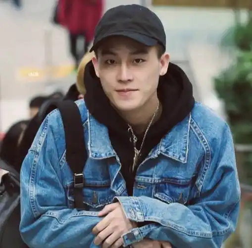 娱乐圈:关晓彤穿黑色瑜伽裤,张婧仪 周也被比较 欧豪"梗"火了