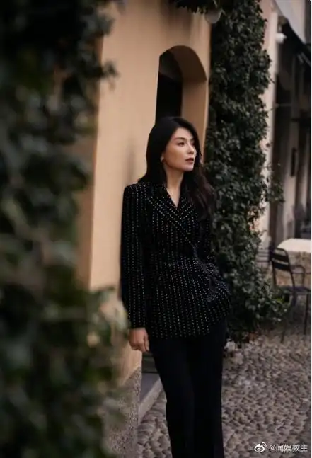 刘涛春天街景随拍##刘涛黑波点西装