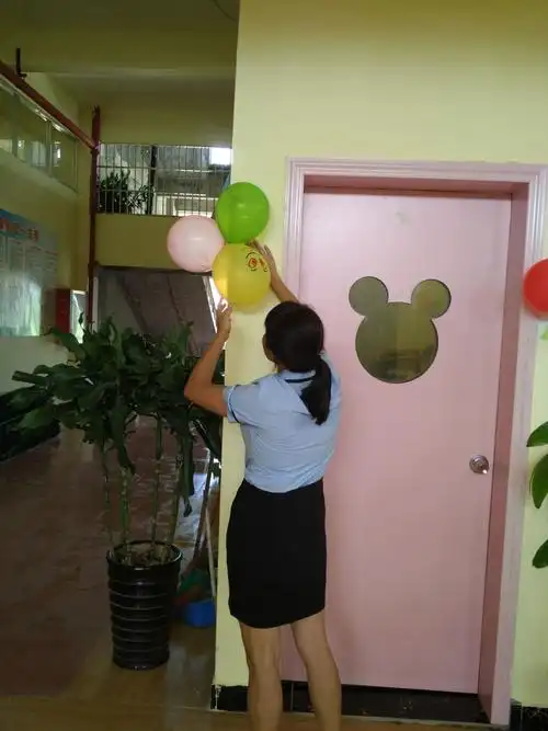 看,我们的老师在给墙上粘上美美的气球!