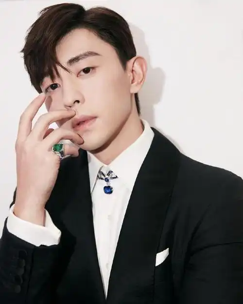 邓伦黑色西装亮相品牌活动,身姿挺拔如王子,尽显阳光与绅士|内搭|衬衣