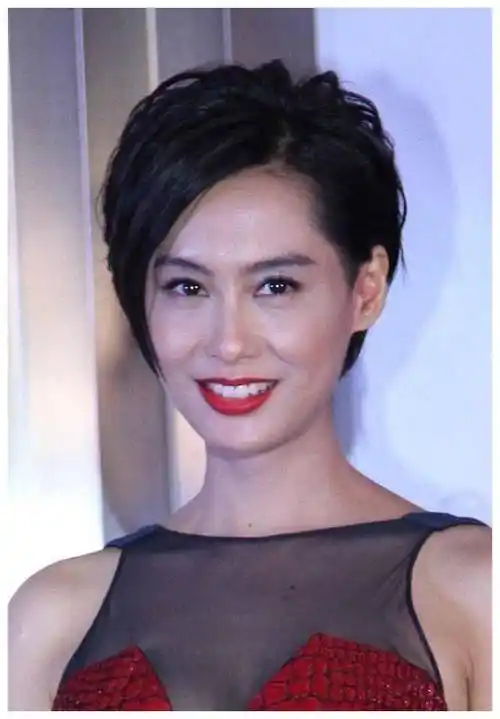 朱茵52岁傲人身材尽显罕见同老公合照无袖连衣裙惊艳万众