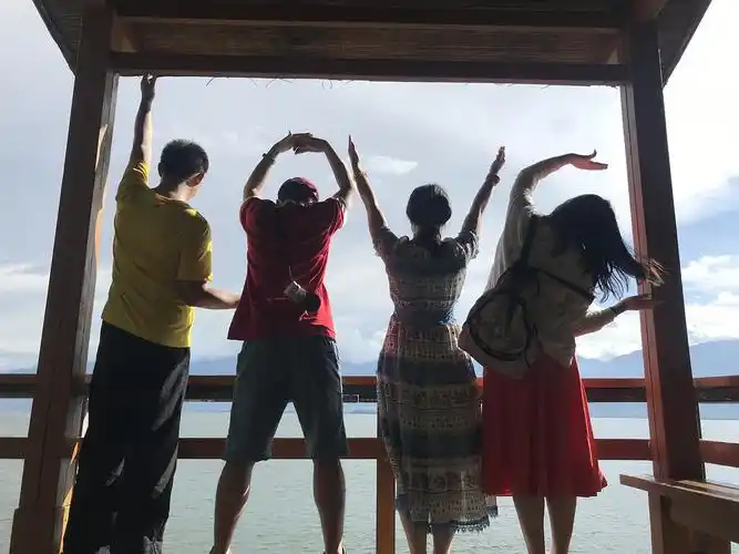 网红的天空之境需要收费,美女们穿着大红色的裙子摆出撩人的姿势,千篇