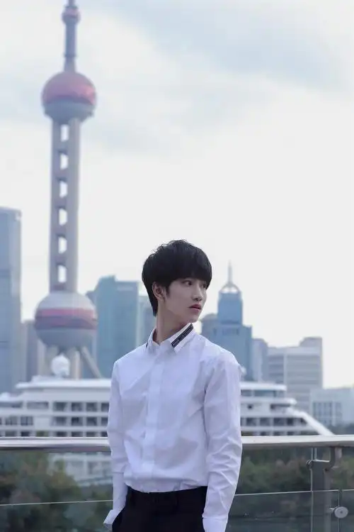 敖子逸获"最具关注新人奖"经典西装配"微笑杀"帅气可人