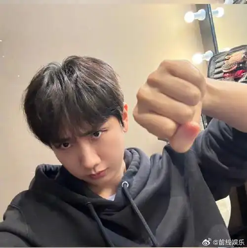 汪苏泷比了个520#谁教汪苏泷这样自拍的,怪可爱的!