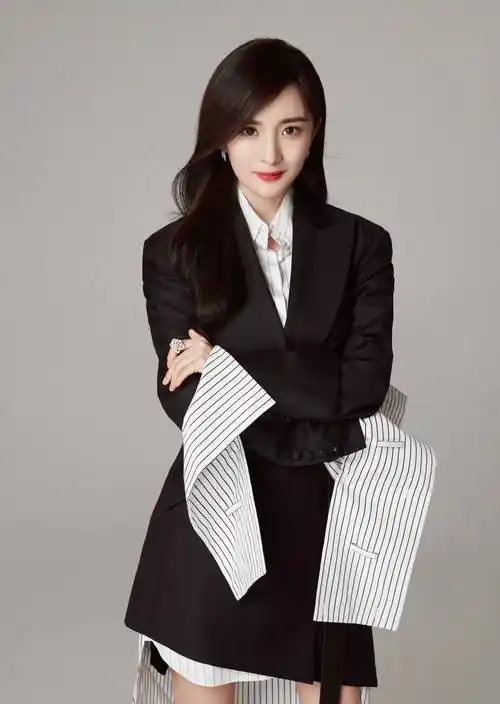 37岁王鸥西装造型撞衫杨幂,俩人相差四年,气质差距很明显_豆沙_蟒蛇