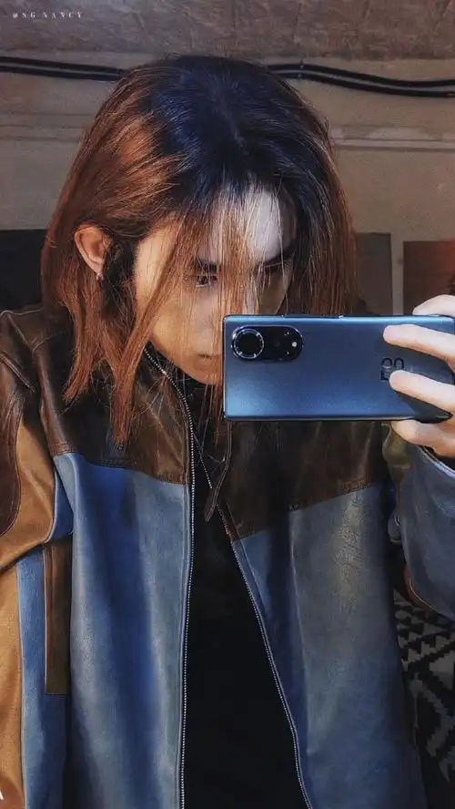 易烊千玺长发对镜自拍##易烊千玺晒长发造型图