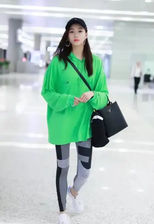 关晓彤是流入人间的仙子吧,穿原谅绿显得皮肤真白,但眼袋有点重