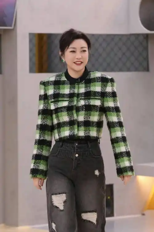 108斤的"郝蕾"又带火了极简穿搭:牛仔外套 阔腿裤,高级又洋气_造型