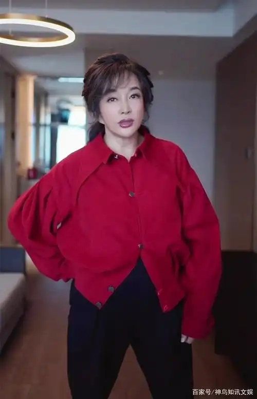 69岁刘晓庆不服老!挑战空中劈叉险跌倒,还被吐槽大红衣服不合身