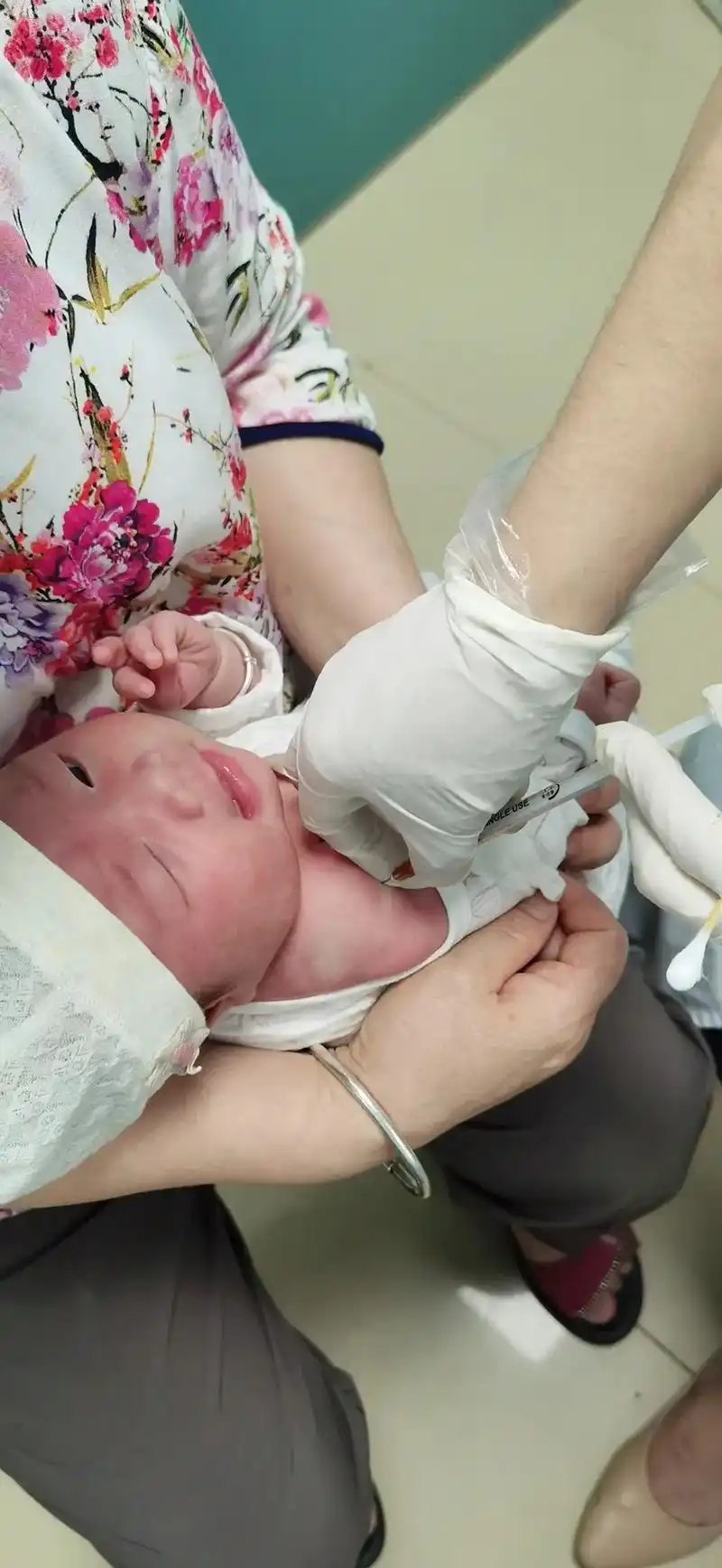 我们一起打疫苗,一起苗苗苗苗苗,勇敢的小宝宝#人类幼崽成长记 - 抖音