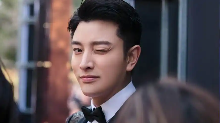 贾乃亮晒海边寻宝照,手举硬币与大海合影,画面十分唯美