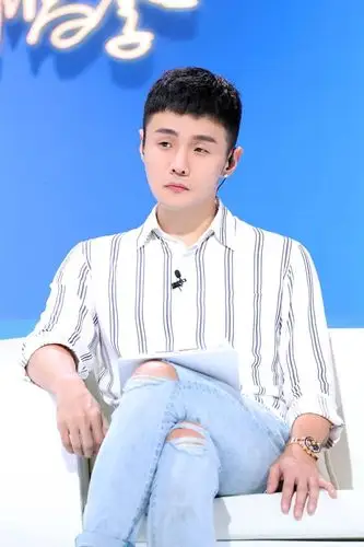 新闻一双迷人深邃的小眼睛,搭配沉着冷静的专业性点评,让李荣浩在《这