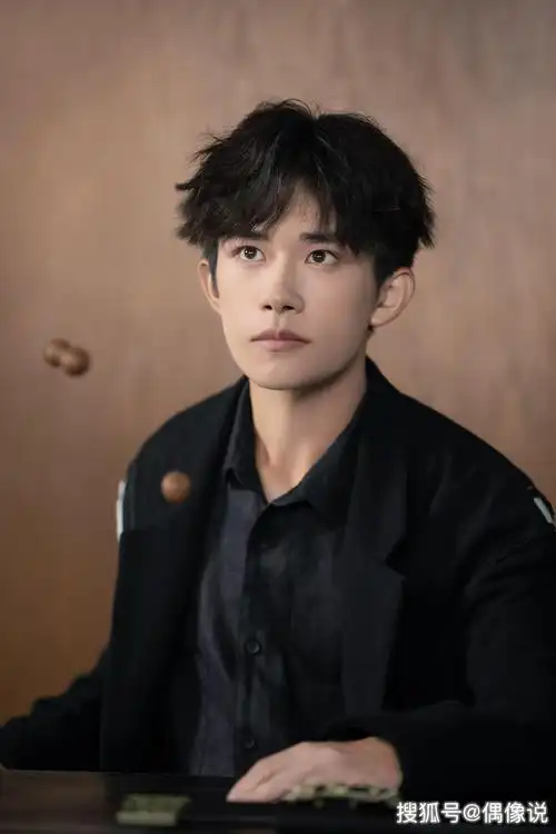 原创易烊千玺国庆节在ins晒新图!从图片内容看出,他很有仪式感!