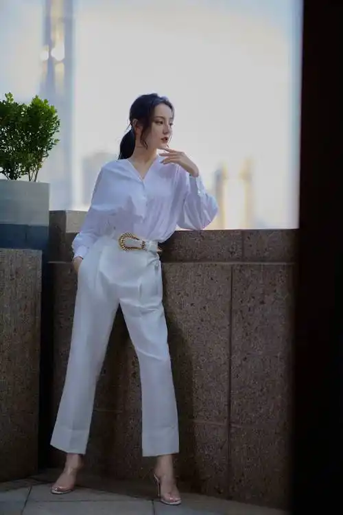 特别是看到迪丽热巴全身照之后还是能够看出来,她穿的是一个高跟鞋