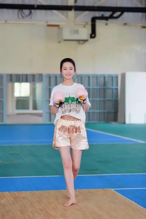 今日神评论:李沁拳击前光脚热身