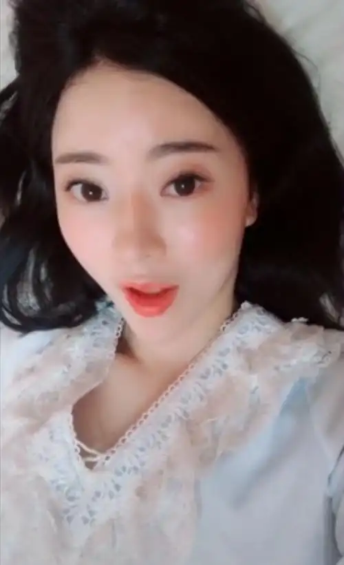 不少笑话,除了凤姐在美刷热度或被起诉外,还有一个出来蹭热度的蒋聘婷