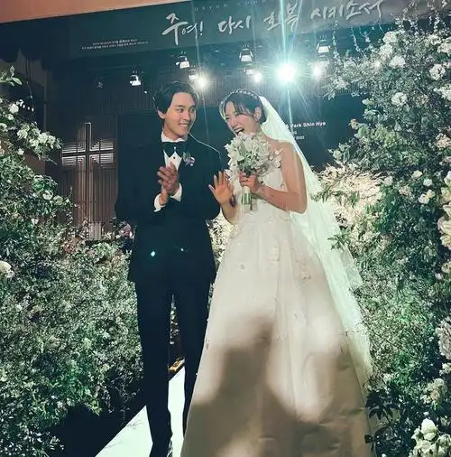 朴信惠身穿白纱婚礼现场照曝光幸福出嫁李敏镐到场祝福