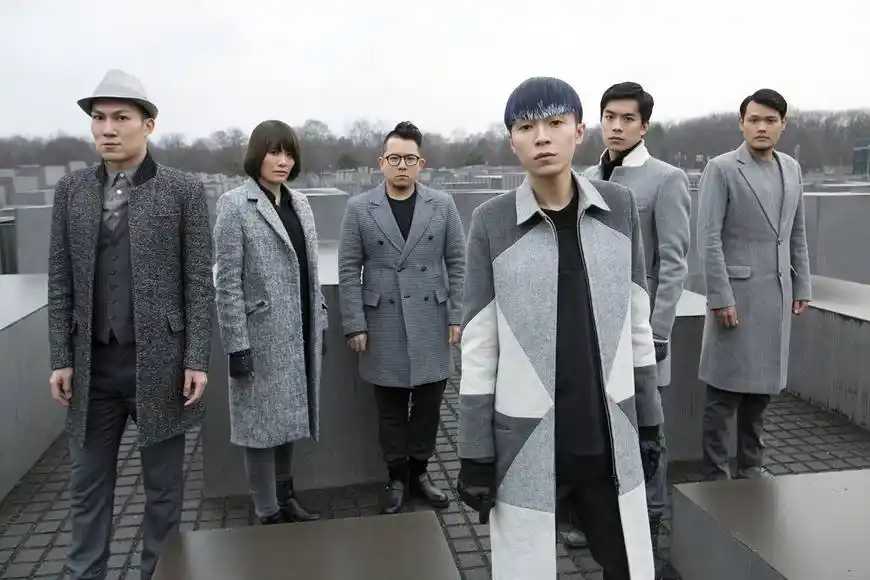 由成员吴青峰,谢馨仪,史俊威,刘家凯,何景扬,龚钰祺6人组成,五个男生