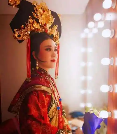 甄嬛传中娴福晋戏外再穿华丽清装美出新高度