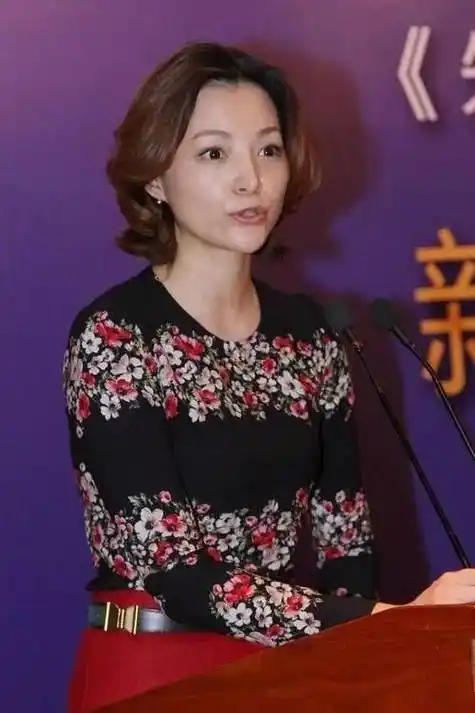 49岁董卿惊现素颜老态,头发凌乱如大妈!穿碎花裙展现书香气息