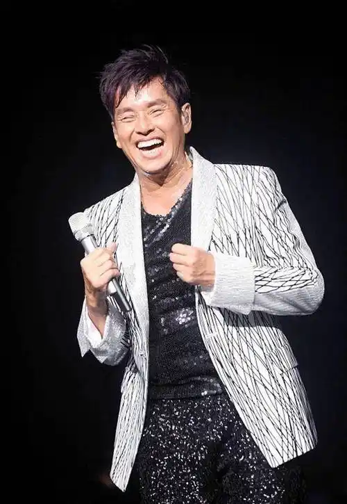 梅艳芳谭咏麟被整唱了一首歌,唱完校长来一句"怎么配乐都没有"_阿梅